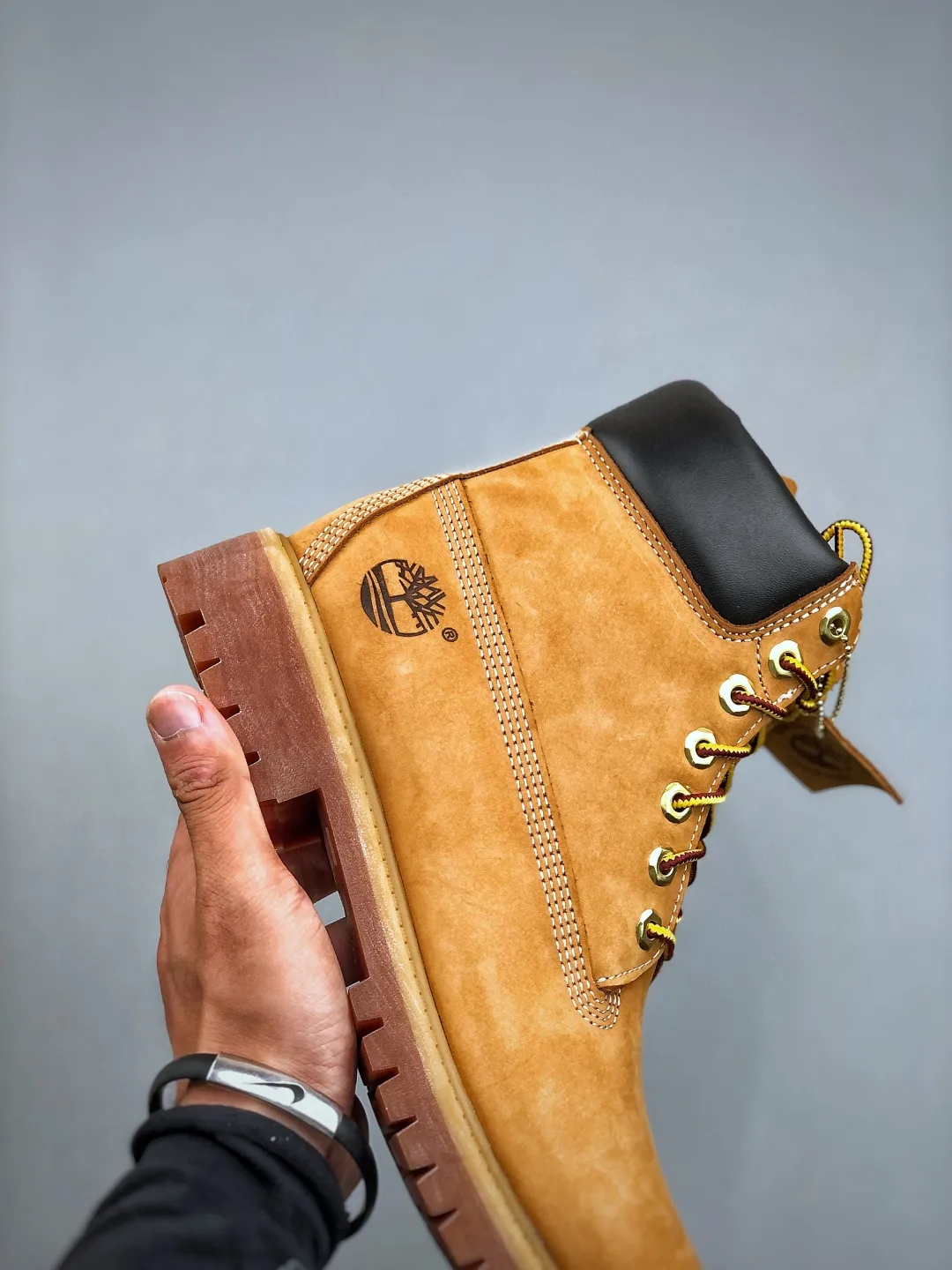 Local pick-up💰700 Support store release, seasonally available, new goods🚀Original factory in Guangdong Top chip version#Upgrade original 2025 version packaging box and accessories#Original last paper version data development version#Original Baoyuan injection machine#Four-line computer sewing lines are in parallel#Using the same imported top layer frosted leather with anti-waterproof function (full The interior is matched with genuine leather material!!)#Original consistent full nubuck leather collar#Anti-fatigue shock-absorbing honeycomb PU insole#Lightweight anti-slip rubber foam combination bottom❗️The world's leading outdoor brand·Timberland/Timberland 6 Inch Leather Boots Timberland's classic outdoor 6-inch large yellow boots "OG Wheat Yellow Black" TB010061 713 Size: Female 35.5 36 37 37.5 38 38.5 39 Male 39.5 40 41 41.5 42 43 44 45 (leather shoe size: one size larger than sports shoes!) Original hardware molded shoelace buckle, top-notch craftsmanship newly upgraded, Zhongshan original factory OEM, original imported waterproof leather, injection molded outsole, horizontal folding dynamic water-repellent, original consistent full frosted leather collar, full cow lining, brand new original packaging shoe box, exclusive supply in the market